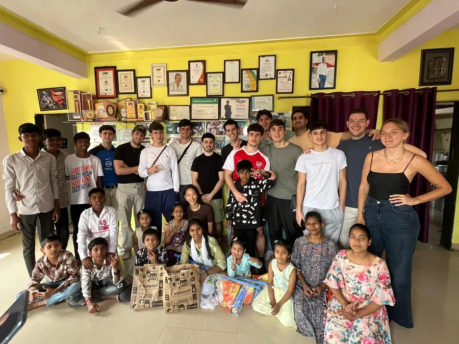 El equipo de la Asociación Junior Empresa Prodox, la asociación detrás de TuCesta, durante su viaje solidario a la India